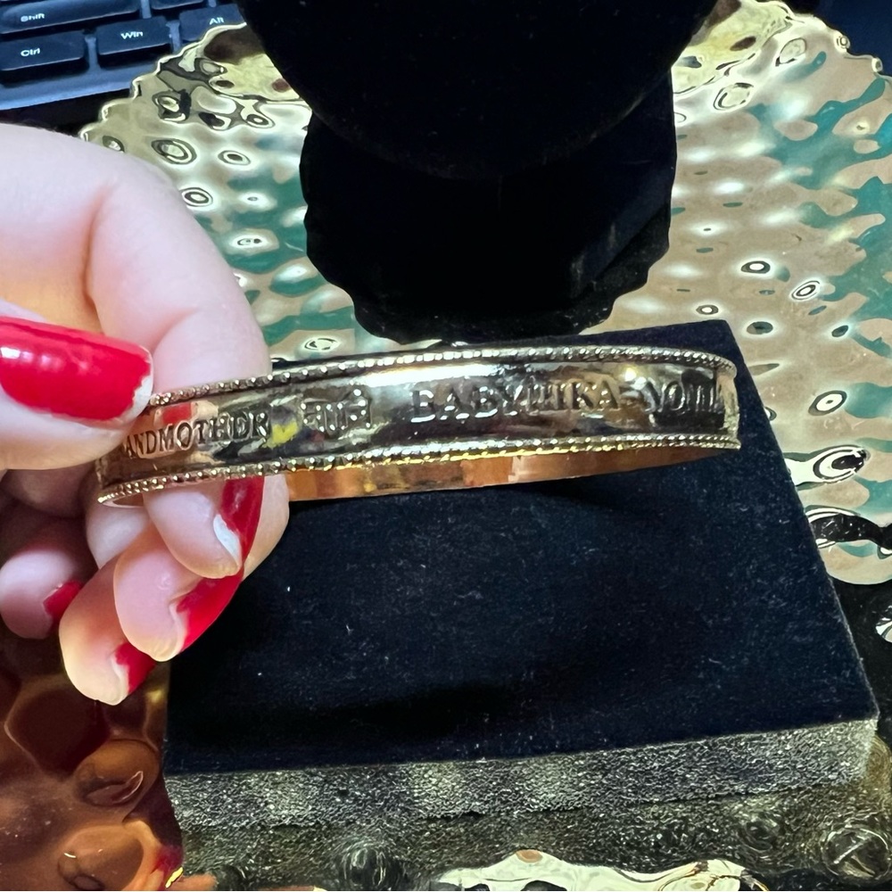 Vintage Avon Gold Tone Grandmother In 12 Languages Bangle Bracelet 8"